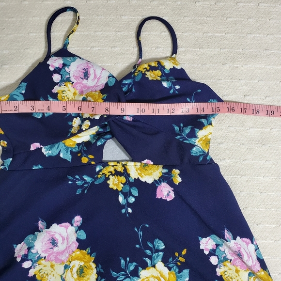 Almost Famous Floral Dress with Spaghetti Straps. Size: L‎ - Picture 3 of 9